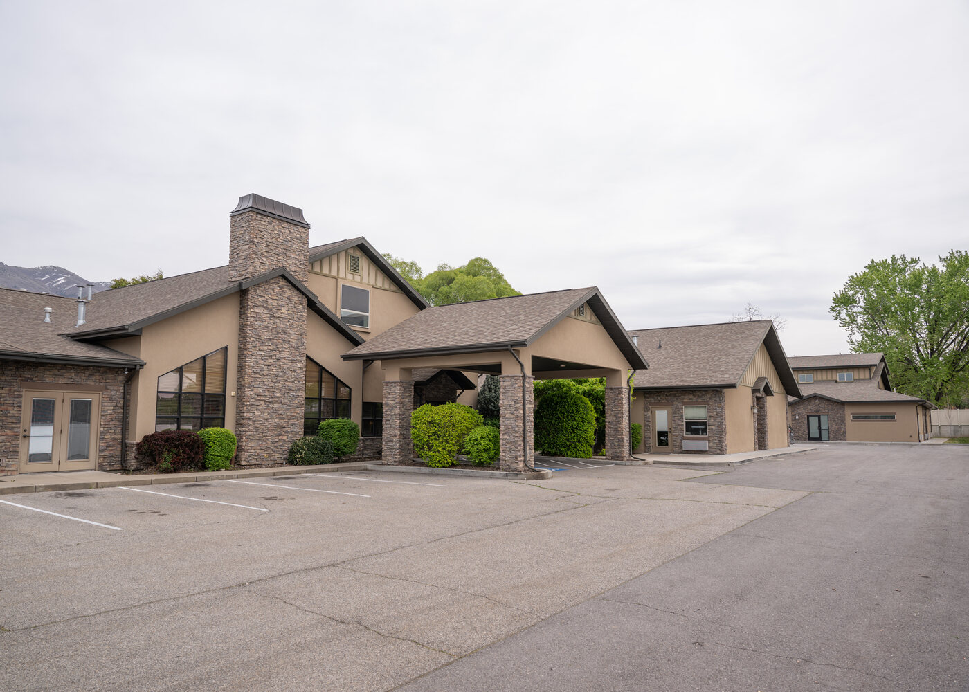 Wide exterior view of Pheasant View Assisted Living