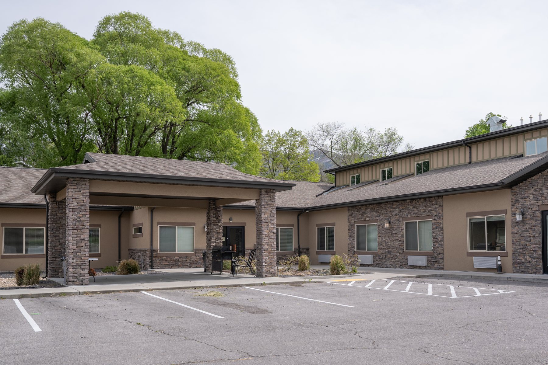 Covered entry at Pheasant View Assisted Living